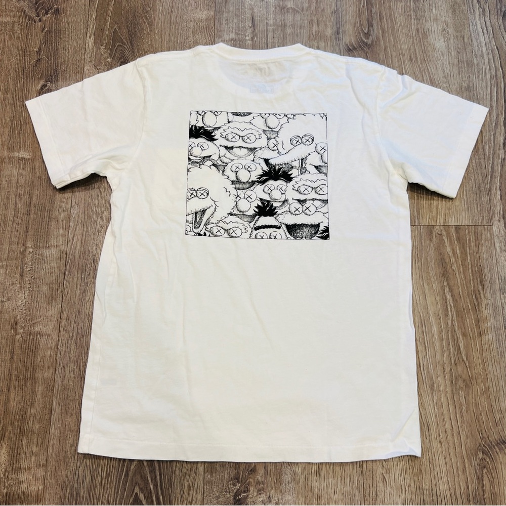 Uniqlo Kaws Sesame Street Graphic T Shirt Mens Small White Crew Neck Classic